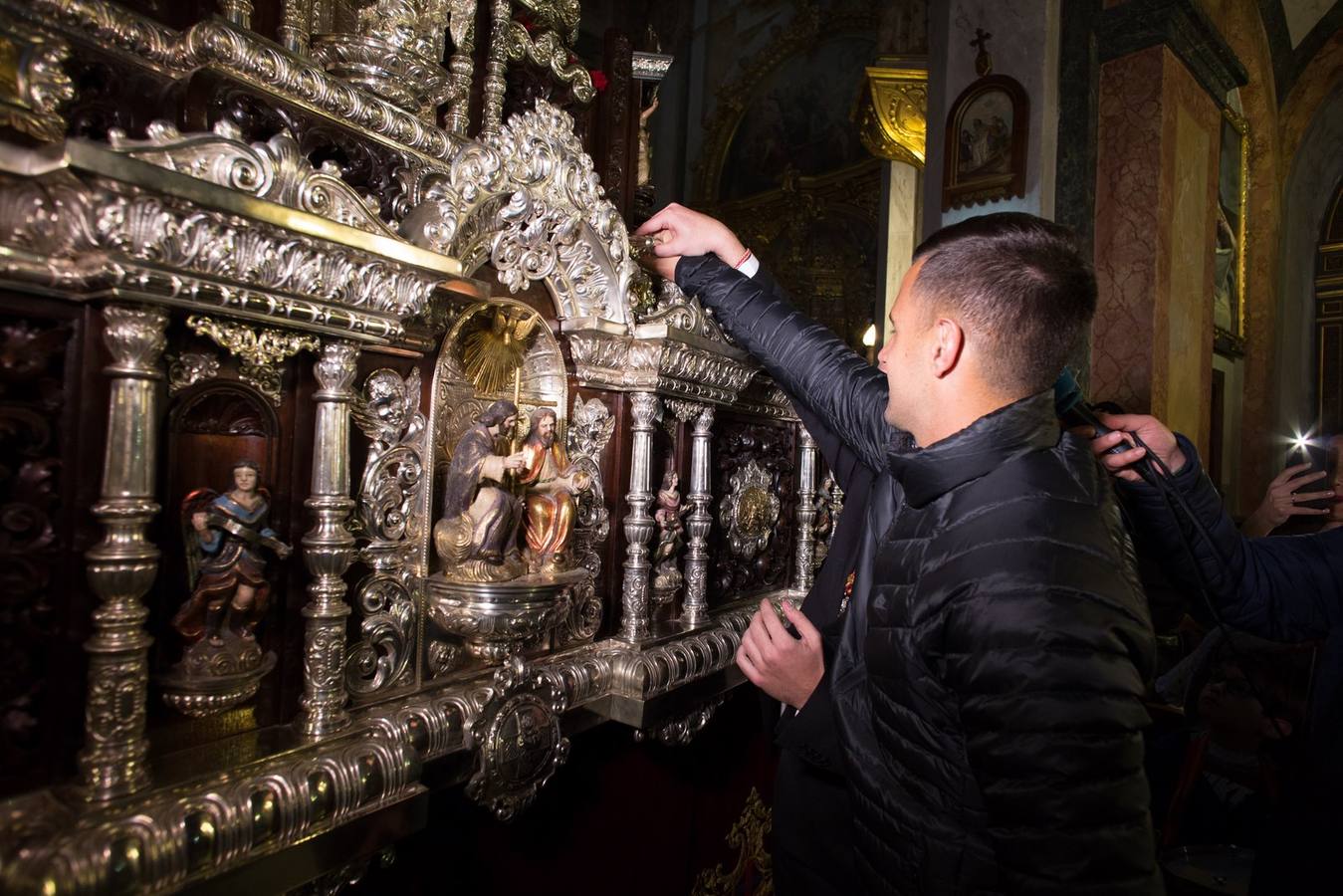 Javi Márquez toca el martillo en una de las primeras levantás del paso.