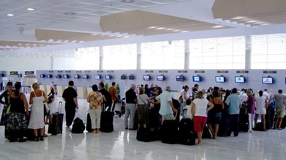 Colas para facturar en el aeropuerto de Almería. 