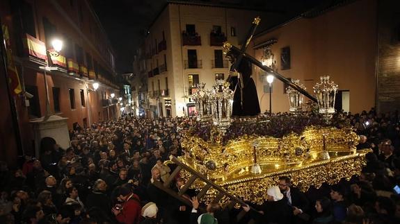 El Nazareno desfila ya por las calles de Granada.