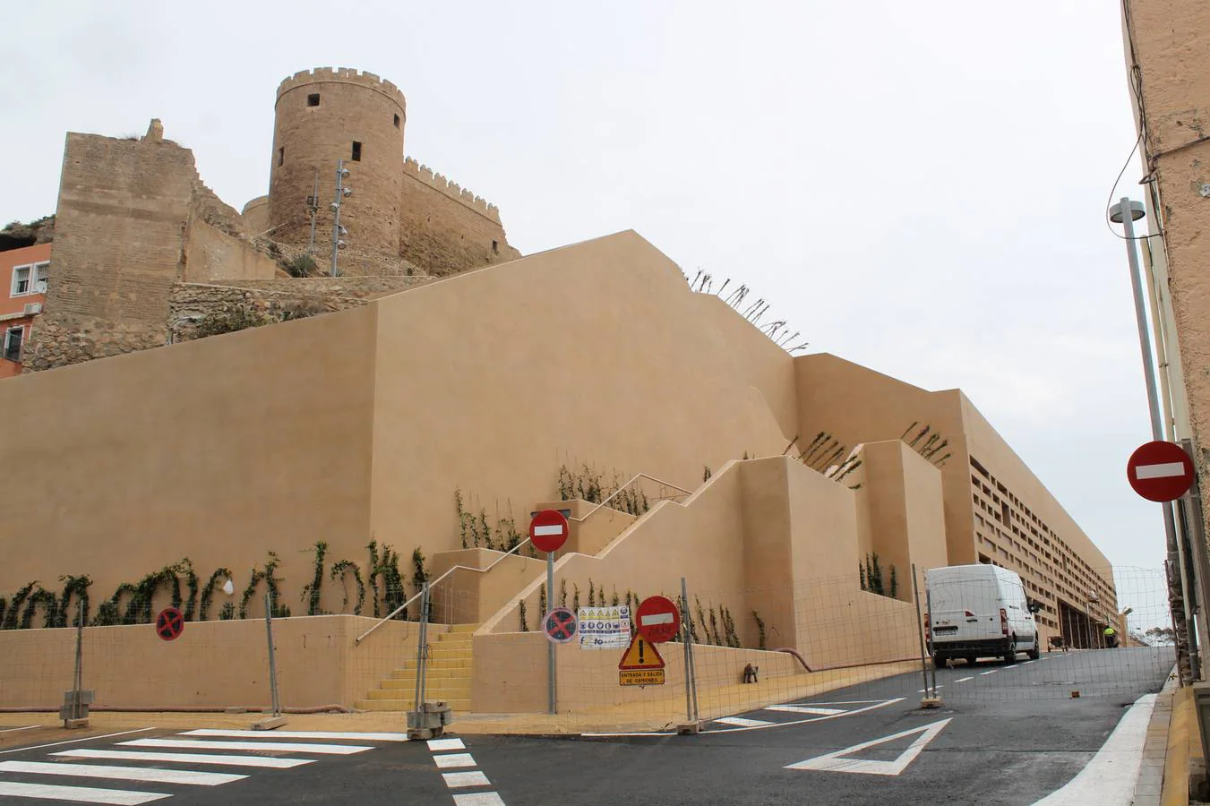 Así lucirá hasta nueva orden el edificio que se ha levantado a raíz de la ejecución del proyecto de rehabilitación del Mesón Gitano, en las faldas de La Alcazaba. 