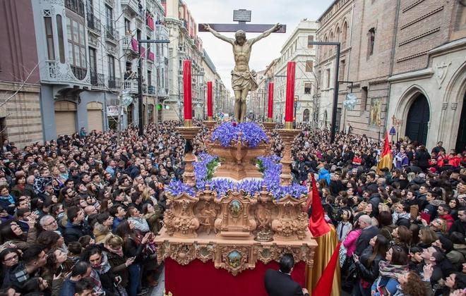 El Cristo de los Gitanos arropado a su salida. 