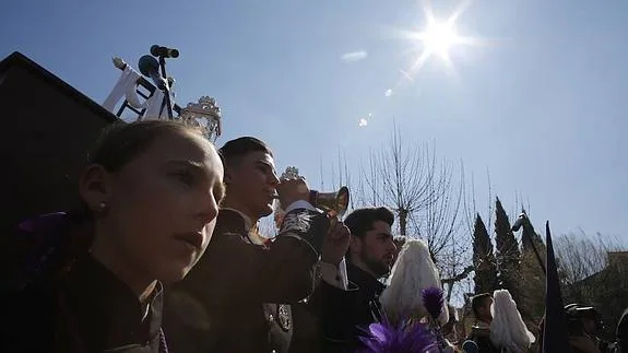 Miles de personas piden tres gracias ante el Cristo de los Favores de Granada