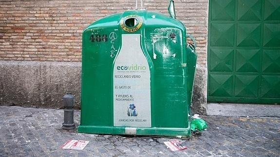 La rata muerta, a la derecha del contenedor de vidrio 