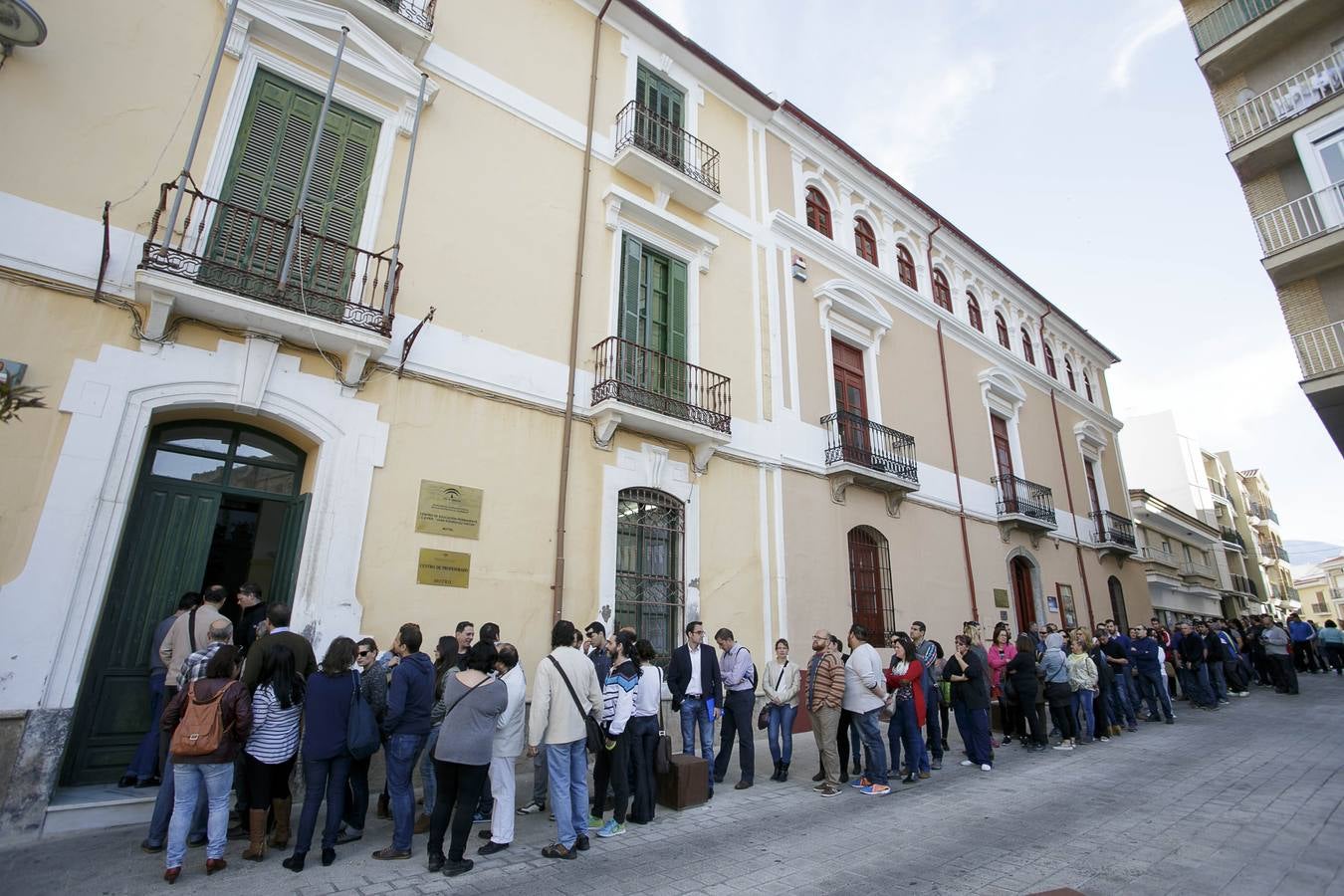 Aspirantes al plan de empleo de la Junta para mayores de 30 años haciendo cola ayer, para la primera sesión informativa. 