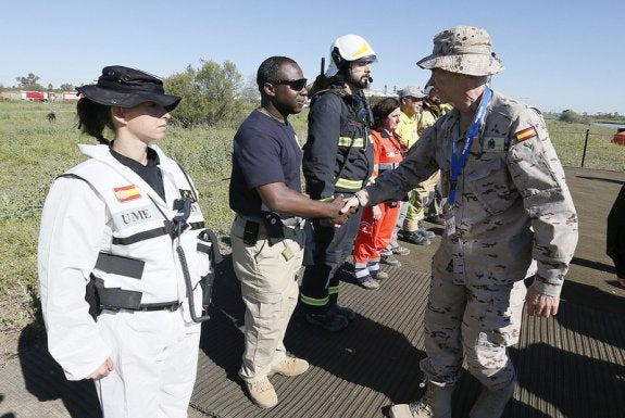 El JEMAD almirante general García Sánchez saludando a una representación de los participantes.