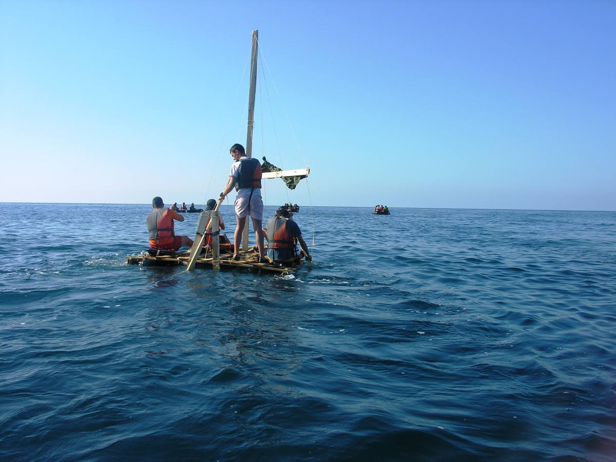 Tripulando una embarcación de subsistencia en la mar. 