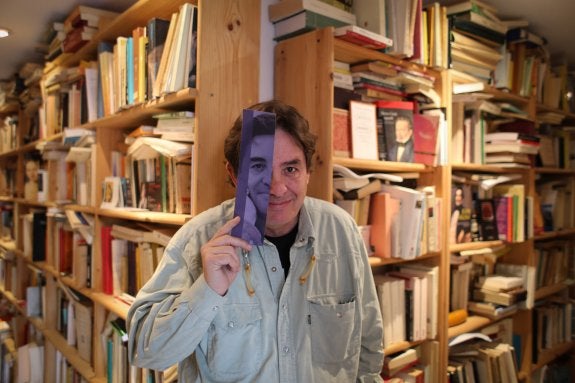 Luis García Montero, en un pasillo 'forrado' de libros de su domicilio granadino.