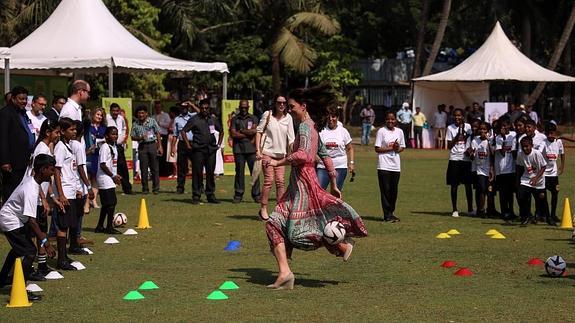 Catalina y Guillermo jugaron con unos niños en Bombay.