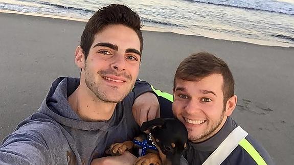 Pareja. Jesús (izquierda) posa junto a su novio, David. «Aquí está mi felicidad», publicó hace un año en Facebook. 