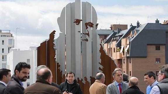 Vista de la imagen de Fray Leopoldo que preside la entrada de la nueva residencia.