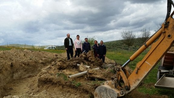 La alcaldesa y los concejales visitan los trabajos en la zona que acogerá las actividades.