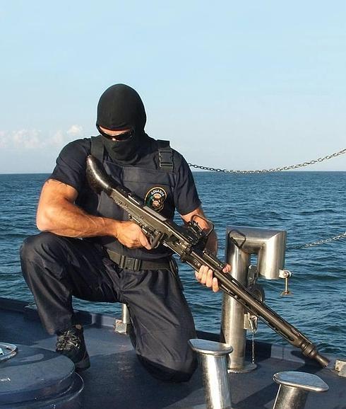 Las fuerzas policiales se han sumado a la vigilancia privada para frenar los ataques de piratas en el mar.