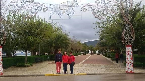 Marisa Torres junto a María del Señor Navío y José Torres.