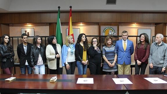 La delegada de Educación, Yolanda Caballero, -segunda por la dcha.- junto a Martín Lerma -dcha.- y otros miembros del centro educativo. 