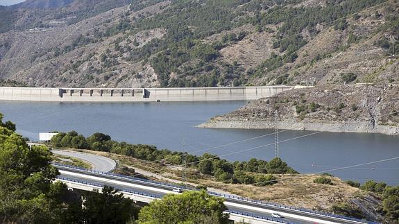Vista general de la presa de Rules. 
