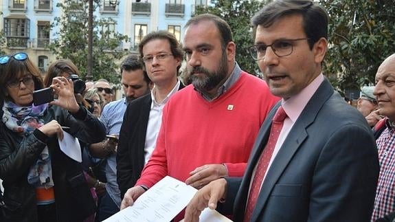 IU acuerda con el PSOE un "programa de emergencia social y de saneamiento democrático" para el nuevo gobierno