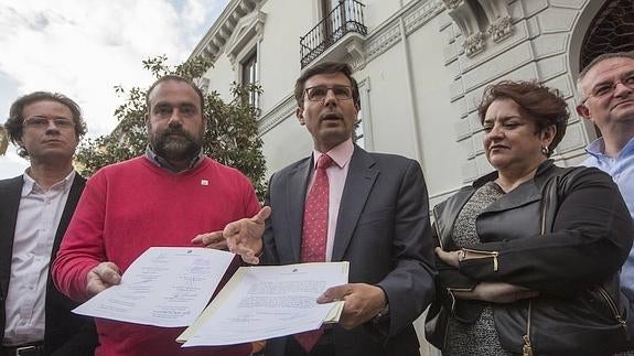 Francisco Puentedura (IU) y Francisco Cuenca (PSOE), en el centro, arropados por sus líderes provinciales, antes de ayer.