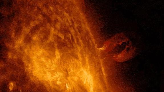 El Sol emitió una llamarada solar del tamaño de 5 tierras