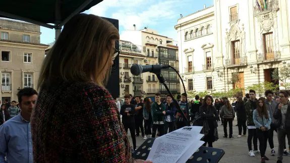 La concejala Francisca Molina lee El Quijote en la plaza de Santa María.