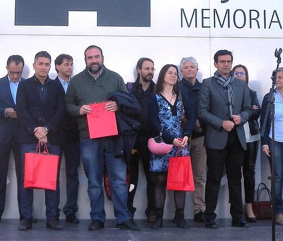 En primer plano, Manuel Olivares (C's), Francisco Puentedura (IU), Marta Gutiérrez (Vamos) y Paco Cuenca (PSOE), ayer en una convocatoria de 'Salvemos la Vega'.