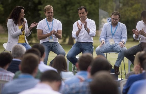 La dirigente del PP-A, Loles López, el presidente de NN GG, Javier Dorado, y Martínez Maíllo.