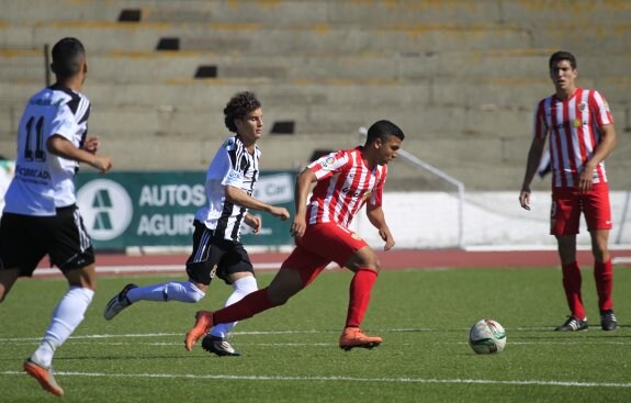 Hicham, autor del gol de la UDA 'B', se intenta ir de la zaga de la Balona.