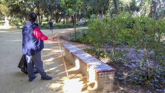 Carmen la del Pincho posa junto al banco donde fue hallado el cadáver de Sara. Recogió las pruebas con una bolsa. 