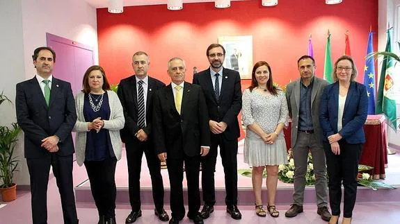 Foto de familia de los nuevos decanos y directores. 