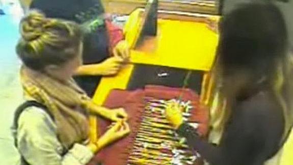 Roban medio kilo de oro delante de la dependienta y ella ni se entera
