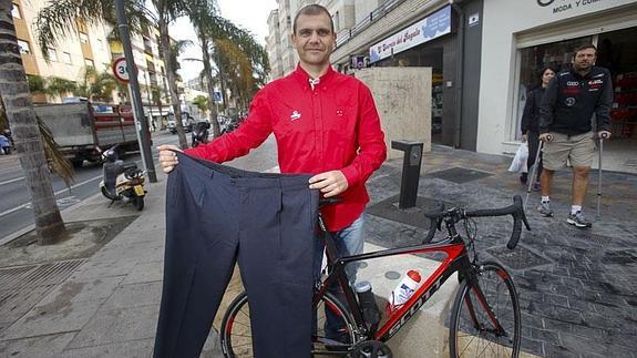 Miguel González Rodríguez posa junto a su bicicleta y con un pantalón antiguo cuando llegó a pesar 167 kilos. 