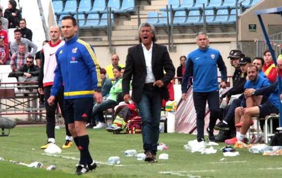 Néstor Gorosito grita para hacer reaccionar a los suyos.