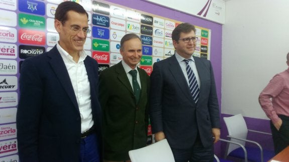 Juan Miguel Hitos, a la derecha, el día de la junta de accionistas de la pasada semana en el estadio de La Victoria.