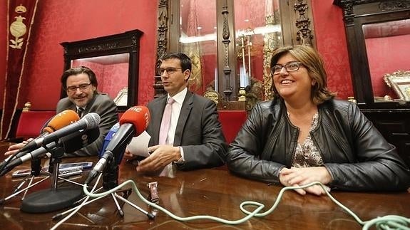 Paco Cuenca, flanqueado por Baldomero Oliver y Ana Muñóz, en rueda de prensa 