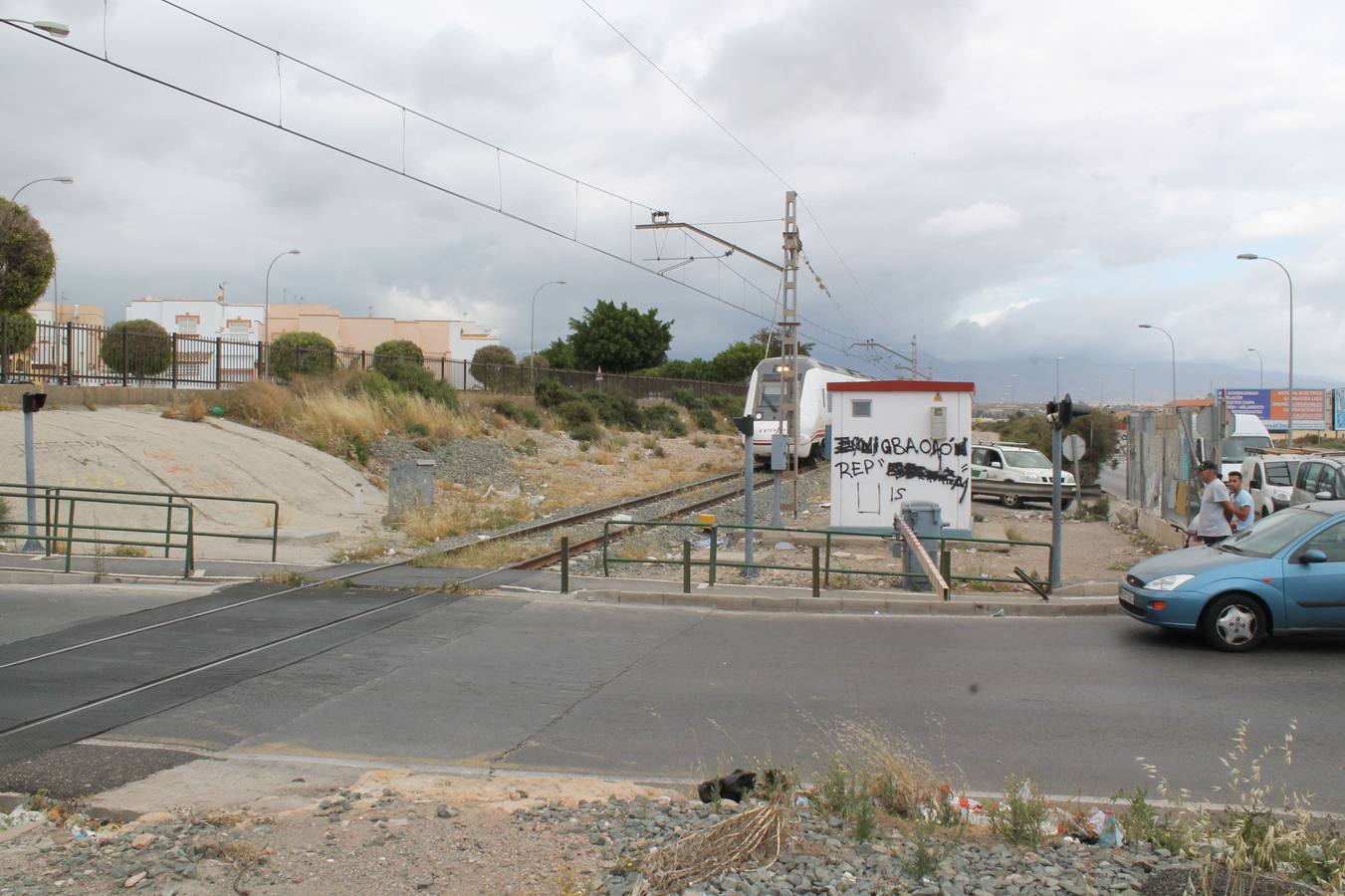 El paso a nivel de El Puche, una infraestructura anacrónica ubicada en pleno casco urbano de Almería.