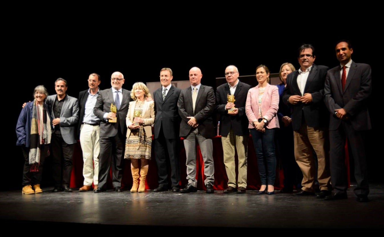 Foto de familia de los premiados y representantes institucionales y de la asociación.