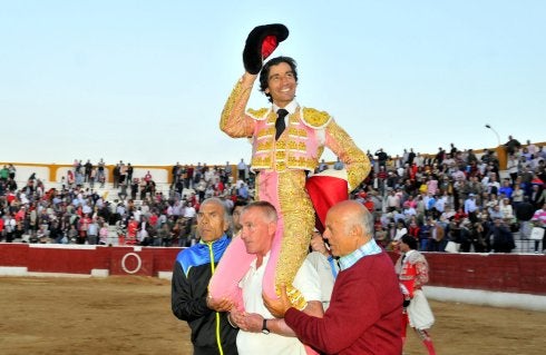 El diestro linarense salió a hombros del coso jienense de Santisteban del Puerto.