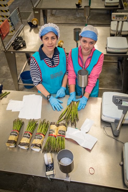 María Belén y Lorena, trabajando ayer en la línea de manipulación y empaquetado de Espalorquiana. 