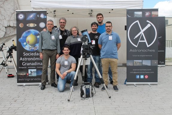 Miembros de la Sociedad Astronómica Granadina, en una actividad en el Parque de las Ciencias.