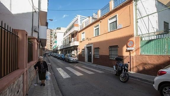 Una señora pasea bastón en mano por esta calle zaidinera 