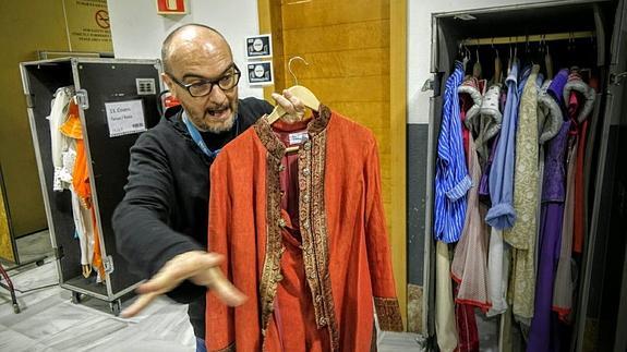 Juan Carlos Fernández, uno de los regidores del musical, muestra uno de los 300 trajes hechos a medida del vestuario. 