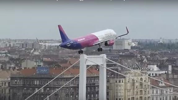Un avión de pasajeros 'roza' Budapest