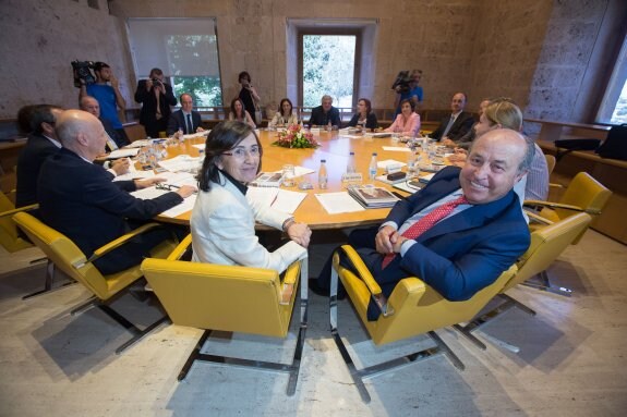 La consejera Rosa Aguilar y el exalcalde Torres Hurtado, en una reunión en la Alhambra.