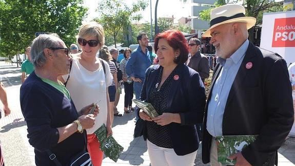 La cabeza de lista del PSOE al Congreso por Granada, Elvira Ramón, este sábado en el Zaidín.