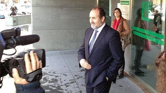 El delegado de Agricultura en Almería, José Manuel Ortiz Bono, a su salida de la Ciudad de la Justicia en 2013. 