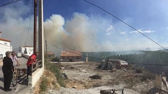 Vistas de la zona donde se ha declarado el incendio en Castilléjar. 