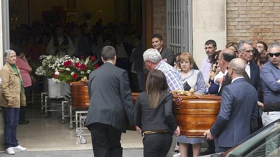 Traslado de los féretros durante el funeral . 