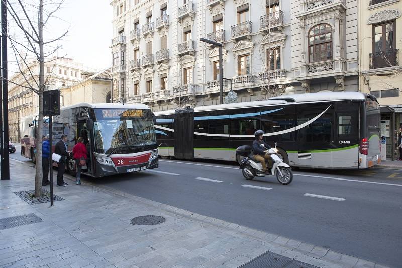 Dos autobuses se cruzan en la Gran Vía 