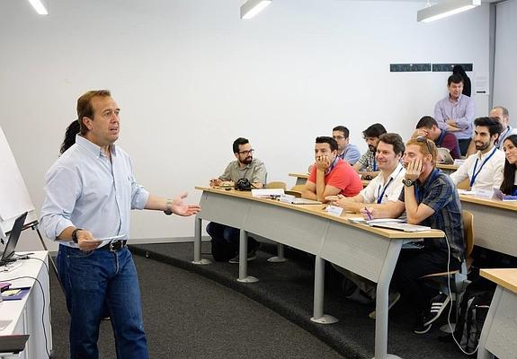 Diego Vargas se dirige a los seleccionados para Alhambra Venture. 