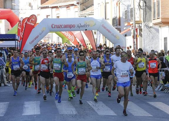 Los participantes toman la salida desde el Parque de la Estación, en la localidad de Dúrcal.