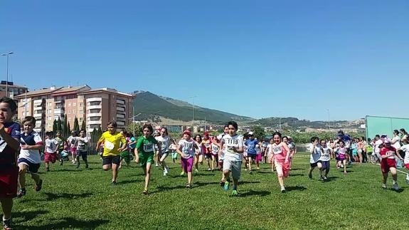 Algunos de los niños, en plena carrera. 